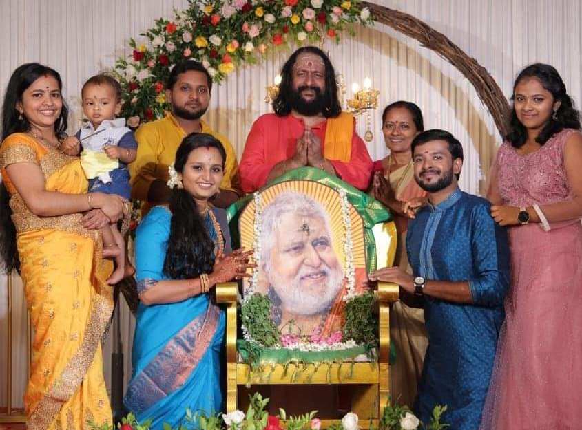 Pallikkal-Sunil-Family-with-Malliyoor-Thirumeni-Photo